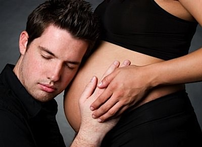 мужчина и беременная женщина